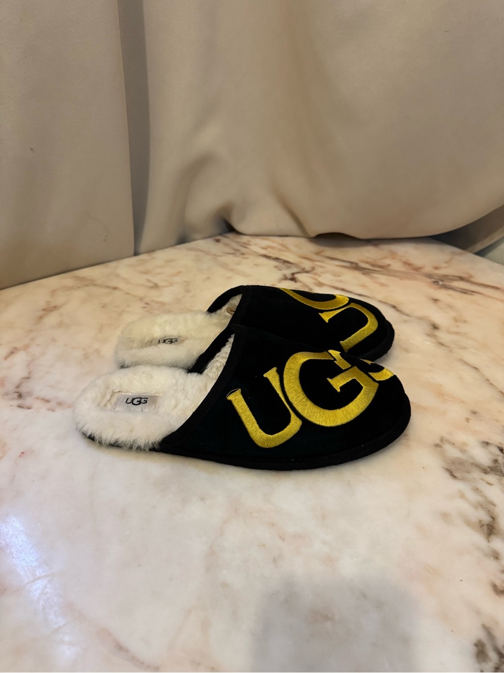 UGG Logo Scuff Slippers Black Gold Sheepskin Suede Men’s Size 10 EU 43